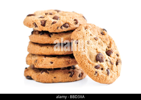 Alta pila di biscotti con scaglie di cioccolato isolato su sfondo bianco Foto Stock