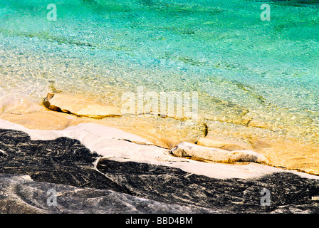 Rock e acqua chiara a Riva del Georgian Bay Ontario Foto Stock