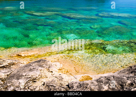 Rock e acqua chiara a Riva del Georgian Bay Ontario Foto Stock