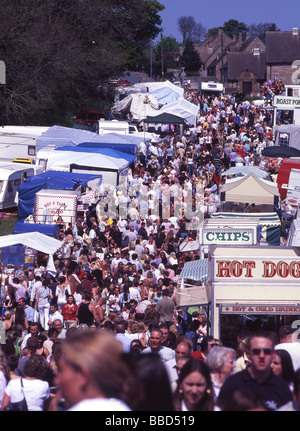 Di fronte alla folla Stow-su-il-Wold fiera cavalli, Gloucestershire, UK. Foto Stock