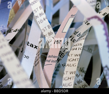 Close up di shredded sensibili documenti personali, compresi gli estratti conto bancari e fiscali, dettagli distrutti per evitare il furto di identità. Foto Stock