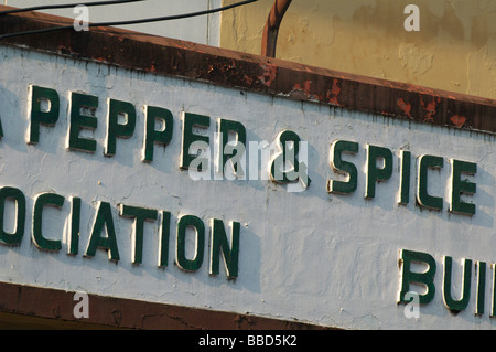 India Kerala, Fort Cochin (Cochi, Kochi). Vicino sul segno evidenziando 'Pepe e spezie' in Cochin. Foto Stock