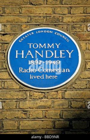 Targa blu segnando un ex casa di radio comico tommy handley, a ovest di Londra - Inghilterra Foto Stock