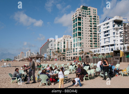 Israele Tel Aviv Gerusalemme spiaggia vista della spiaggia con mare buildiings anteriore in bkgd Foto Stock