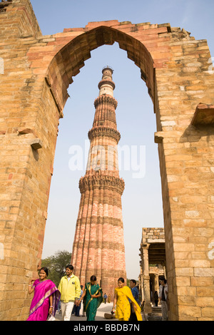 Il Qutb Minar minareto, osservata attraverso un arco, in Qutb Minar complesso, Delhi, India Foto Stock