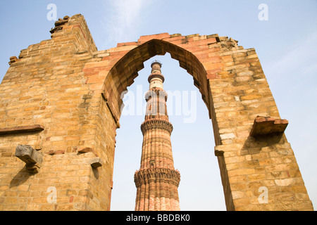 Il Qutb Minar minareto, osservata attraverso un arco, in Qutb Minar complesso, Delhi, India Foto Stock