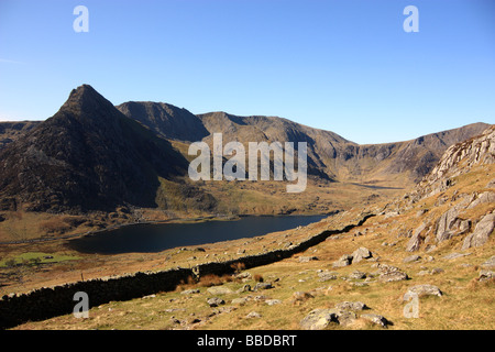 Una vista della valle Ogwen, Snowdonia, il Galles del Nord mostra Tryfan, le montagne Glyderau, Llyn Ogwen e il diavolo la cucina Foto Stock