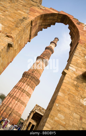 Il Qutb Minar minareto, osservata attraverso un arco, in Qutb Minar complesso, Delhi, India Foto Stock