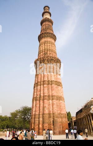 Il Qutb Minar minareto, in Qutb Minar complesso, Delhi, India Foto Stock