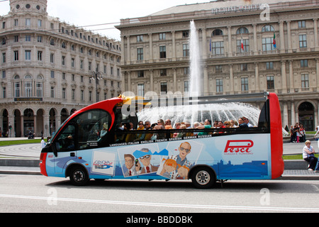Autobus turistico nella Piazza di Ferrari,Genova.Italia. Foto Stock