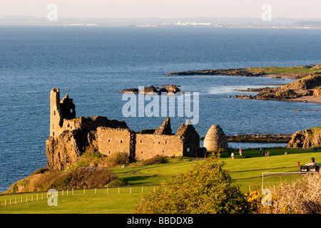 Castello Dunure al tramonto nel South Ayrshire Foto Stock