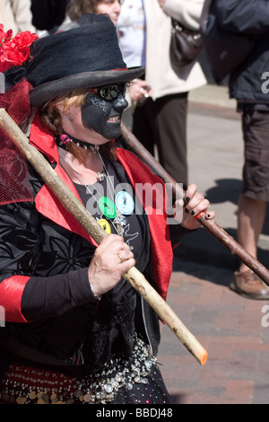 Morris street artista performer ballerino costume rochester spazza festival kent england Foto Stock