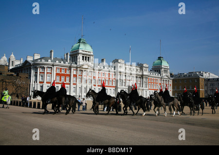 Cavalleria per uso domestico - Blues e Royals - lasciare la sfilata delle Guardie a Cavallo dopo aver completato la modifica della Guardia, Whitehall, London, Regno Unito Foto Stock