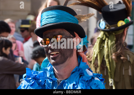 Morris street artista performer ballerino costume rochester spazza festival kent england Foto Stock