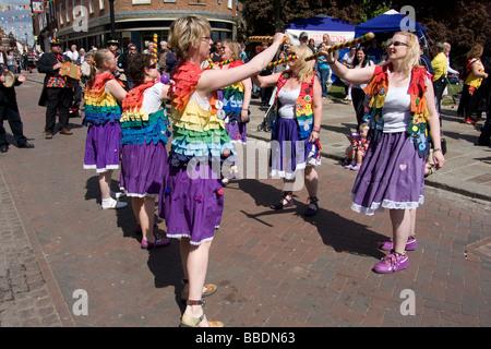 Morris street artista performer ballerino costume rochester spazza festival kent england Foto Stock