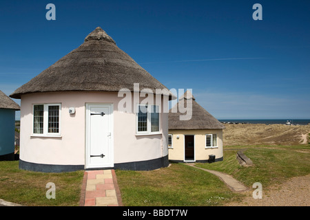 Regno Unito Inghilterra Norfolk Winterton sul mare Hermanus dipinte in colori pastello con tetto di paglia di case di vacanza Foto Stock