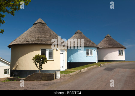 Regno Unito Inghilterra Norfolk Winterton sul mare Hermanus dipinte in colori pastello con tetto di paglia di case di vacanza Foto Stock