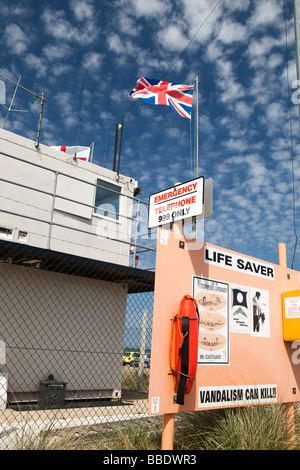 Regno Unito Inghilterra Norfolk Winterton sulla spiaggia mare stazione coastwatch telefono di emergenza Foto Stock
