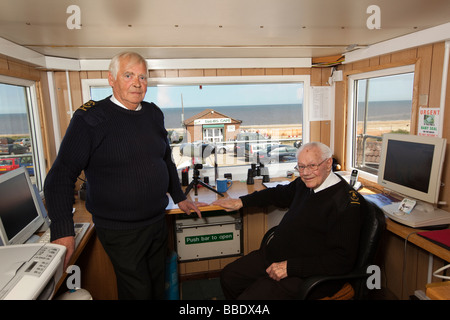 Regno Unito Inghilterra Norfolk Winterton sulla spiaggia mare stazione coastwatch anziani lavoratori volontari in servizio Foto Stock