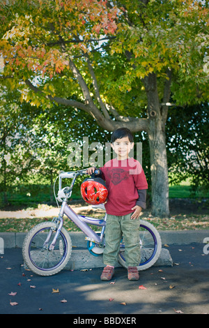 Ragazzo con la bicicletta, Ashland, Oregon, Stati Uniti d'America Foto Stock