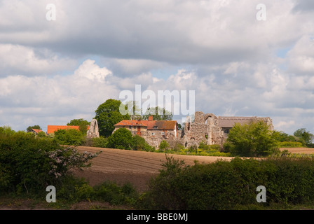 Una vista delle antiche rovine della storica Abbazia a Leiston nel Suffolk, Regno Unito Foto Stock