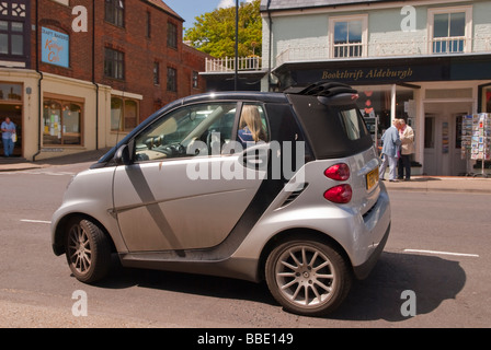 Una piccola economica eco friendly smart auto in una strada del regno unito Foto Stock