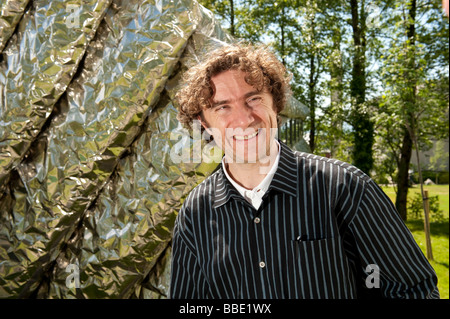 Thomas Heatherwick architetto con il suo acciaio inossidabile placcati artisti Aberystwyth Arts Centre Wales UK Foto Stock