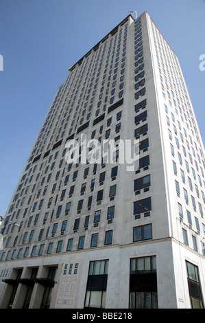 Colpo del grattacielo della sezione della torre del guscio centrale, Belvedere Road, London Borough di Lambeth Foto Stock