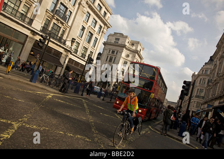 Red double-decker bus e turisti in Regent Street, Londra, Regno Unito Foto Stock