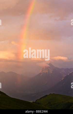 Rainbow sopra Mt Guffert, gamma Karwendel, Tirolo del nord, Austria, Europa Foto Stock