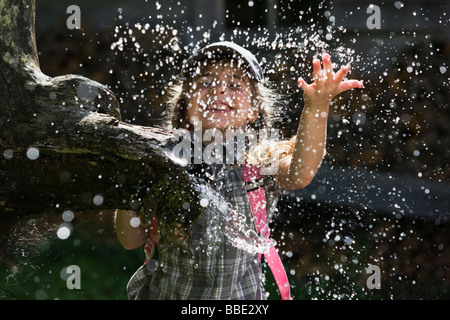 Giovane ragazza giocare con l'acqua della fontana, Tirolo del nord, Austria, Europa Foto Stock