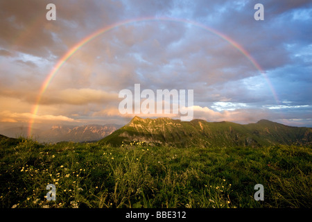 Rainbow sopra la gamma di Karwendel, Tirolo del nord, Austria, Europa Foto Stock