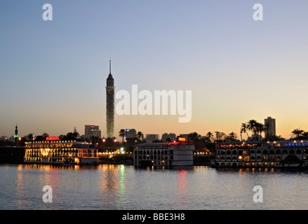 Isola di Gezira con El Borg Tower by Night lungomare del Nilo Il Cairo Egitto Foto Stock