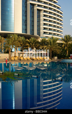 Architettura moderna Meridian Hotel specchiato in piscina Fujairah Emirati Arabi Uniti EMIRATI ARABI UNITI Medio Oriente Foto Stock