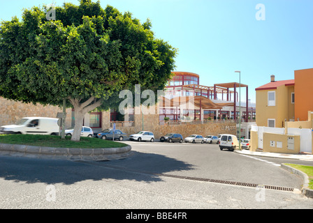 Una bella vista lungo Calle Damasco al nuovo centro commerciale La marea in Arguineguin village. Gran Canaria Isole Canarie Spagna, Foto Stock