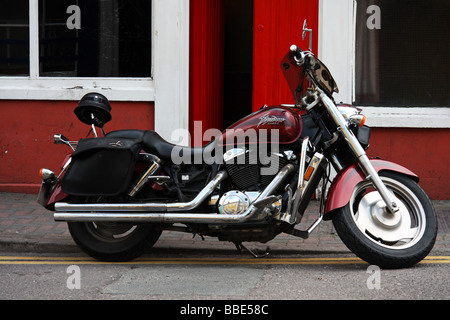 Honda Shadow Sabre moto parcheggiata fuori Bridewell bar Bandon Cork in Irlanda Foto Stock