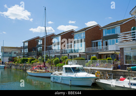 Barche ormeggiate al di fuori del case. Emsworth Harbour, Hampshire, Regno Unito Foto Stock