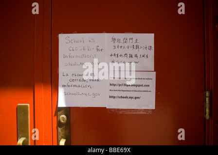 Indicazioni sulla porta del 1081 studente Hernando De Soto Scuola PS 130 nella Chinatown di New York Foto Stock