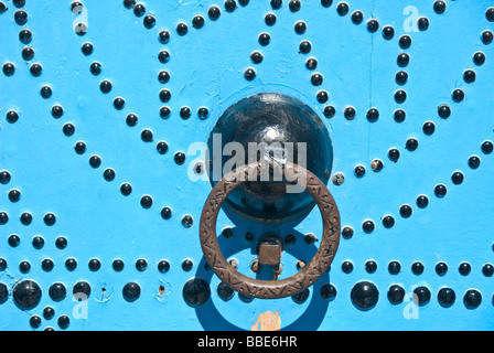 Tipica porta tunisino con ornamenti in metallo Foto Stock