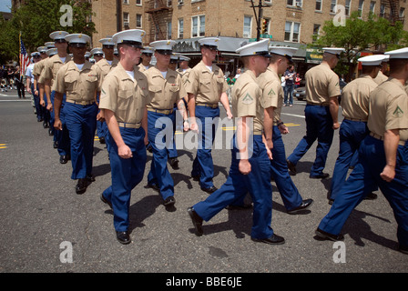 La più antica in esecuzione il Memorial Day Parade di New York marche attraverso la upper Manhattan quartiere di Inwood Foto Stock