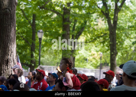 Gli spettatori durante la cerimonia di premiazione dopo la più antica in esecuzione il Memorial Day Parade di New York nel quartiere di Inwood Foto Stock