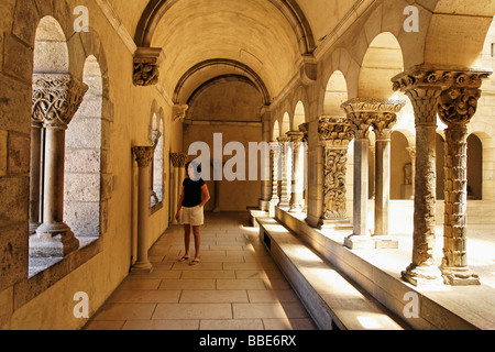 Passaggio voltato in uno dei cinque Chiostri una succursale del Metropolitan Museum of Art Foto Stock