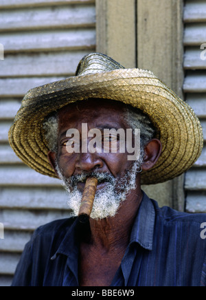 Un anziano uomo cubano godendo di un sigaro Foto Stock