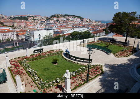 Vista della Baixa (centro di Lisbona) e il castello Sao Jorge dal Miradouro de Sao Pedro de Alcantara (Belvedere). Foto Stock