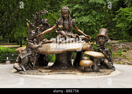 Alice nel Paese delle Meraviglie è una statua in bronzo che mostra il suo insieme con i suoi amici il gatto Chelshire The Mad Hatter e il ghiro. Foto Stock