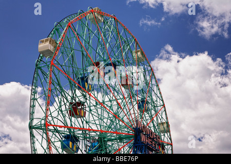 Coney Island s ruota panoramica Ferris noto come Wonder Wheel in New York s quartiere di Brooklyn Foto Stock