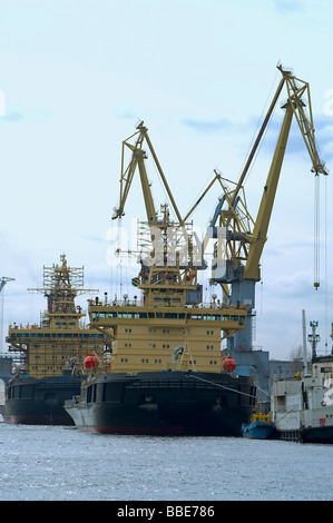 Alcune navi cargo carico a bordo dal porto di Gru nel porto di imbarco. Due navi rompighiaccio Foto Stock