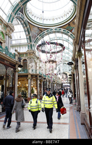 PCSO s a Leeds Victoria Quarter Foto Stock