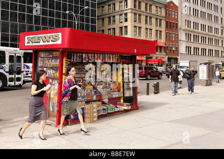 Tipica edicola nella parte inferiore di Manhattan a New York New York Foto Stock