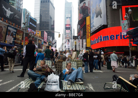 Pedoni sfruttare un nuovo i modelli di traffico in Times Square a New York Foto Stock